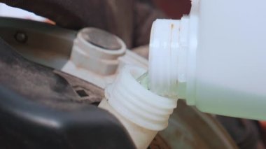 Yakından el benzini filtresi yavaş çekim 4k.