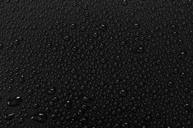 Siyah arkaplanda su damlacıkları.