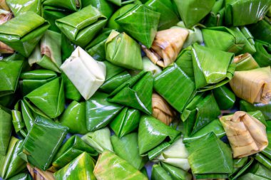 Doldurulmuş Hamur Piramidi Tatlısı Ka-Nhom-Tian Isıda olgunlaşmaya hazır olun.