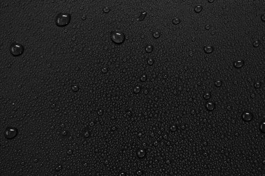 Siyah arkaplanda su damlacıkları.