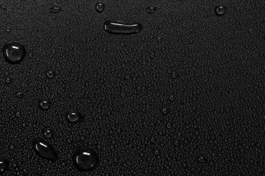 Siyah arkaplanda su damlacıkları.