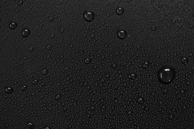 Siyah arkaplanda su damlacıkları.