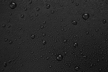 Siyah arkaplanda su damlacıkları.