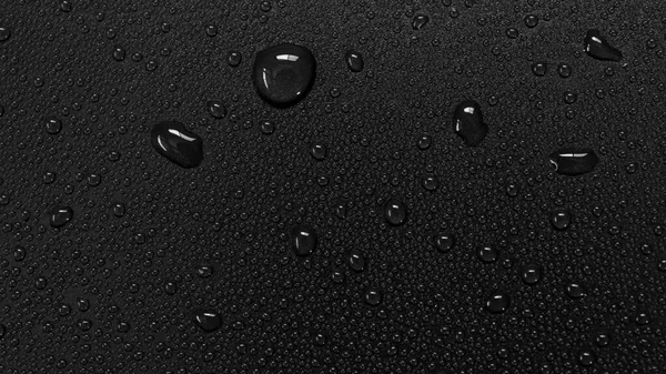 黑色背景上的水滴 — 图库照片