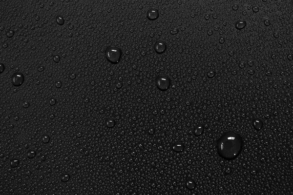 黒い背景の水滴 — ストック写真