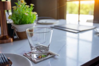 Masada servis için hazırlanmış boş su bardakları.