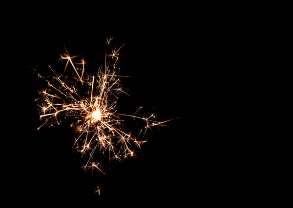 黒い背景にクリスマスと新年のパーティーで点灯スパークス ロイヤリティフリーのストック写真