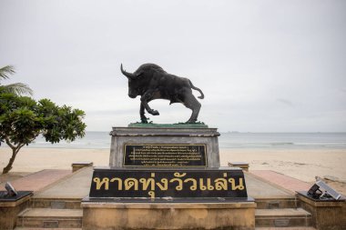 Chumphon, Tayland - 1 Haziran 2024: Thung Wua Laen Plajı 'ndaki büyük siyah kas boğa anıtı, Chumphon, Tayland' daki en ünlü tatil merkezlerinden biri..