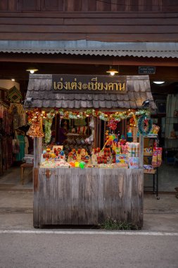 2 Mayıs 2024, Chiang Khan Walking Caddesi, Tayland 'ın Loei eyaletinde Tayland ve Laos' u ayıran Mekong nehrinin yanında bir turizm merkezi..