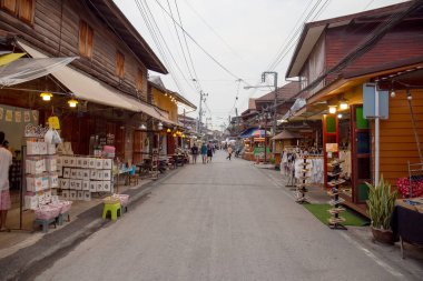 2 Mayıs 2024, Chiang Khan Walking Caddesi, Tayland 'ın Loei eyaletinde Tayland ve Laos' u ayıran Mekong nehrinin yanında bir turizm merkezi..