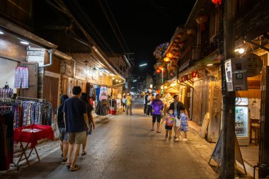 2 Mayıs 2024, Chiang Khan Walking Caddesi, Tayland 'ın Loei eyaletinde Tayland ve Laos' u ayıran Mekong nehrinin yanında bir turizm merkezi..