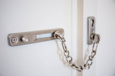 Zincirle odanın içindeki kapıda çift kilit var..