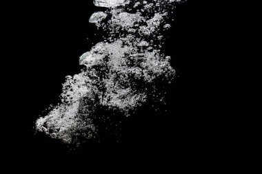 Soyut siyah arkaplanda su altı kabarcıkları.