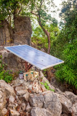 Güneş hücreleri dağdaki kayaların üzerinde bulunur..