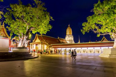 Phitsanulok, Tayland - 27 Kasım 2024: Phra Buddha Chinnarat, Wat Phra Sri Rattana Mahathat, çok saygı duyulan bir Buda imajı ve önemli bir turistik ilgi odağı.