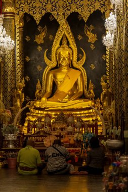 Phitsanulok, Tayland - 27 Kasım 2024: Phra Buddha Chinnarat, Wat Phra Sri Rattana Mahathat, çok saygı duyulan bir Buda imajı ve önemli bir turistik ilgi odağı.