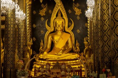 Phitsanulok, Tayland - 27 Kasım 2024: Phra Buddha Chinnarat, Wat Phra Sri Rattana Mahathat, çok saygı duyulan bir Buda imajı ve önemli bir turistik ilgi odağı.