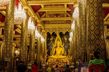 Phitsanulok, Tayland - 27 Kasım 2024: Phra Buddha Chinnarat, Wat Phra Sri Rattana Mahathat, çok saygı duyulan bir Buda imajı ve önemli bir turistik ilgi odağı.