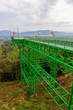 Chiang Mai, Tayland - 9 Aralık 2024: Skywalk Wat Phra that Doi Saket.