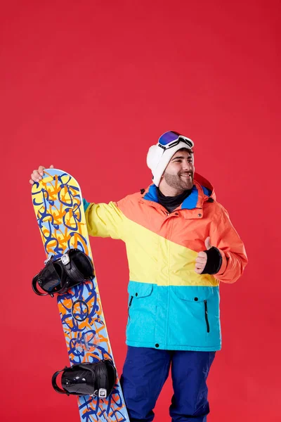 Sorrindo Homem Com Snowboard Fazendo Gesto Mão Olhando Para Lado — Fotografia de Stock