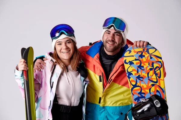 Sorrindo Menino Menina Segurando Snowboard Esquis Enquanto Olha Para Câmera — Fotografia de Stock