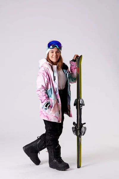 Leende Kvinna Tittar Kameran Snowboard Kläder Innehav Skidor Vit Bakgrund — Stockfoto