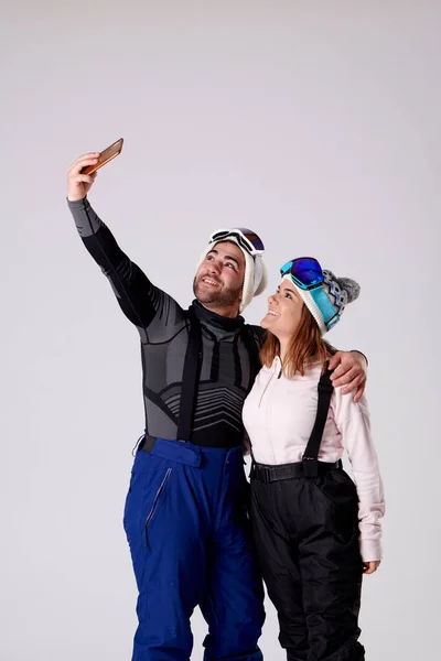 Garçon Fille Avec Bonnet Lunettes Équipement Neige Souriant Prendre Selfie — Photo