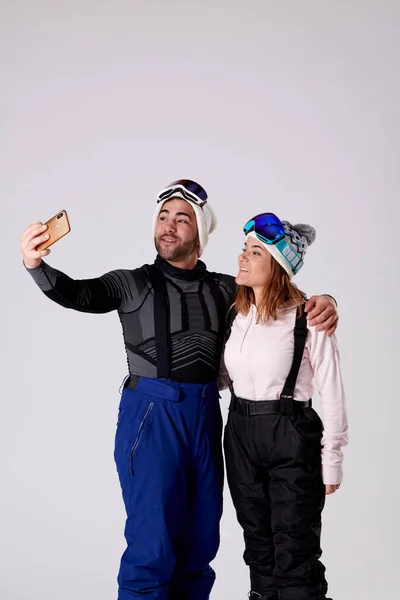 Ragazza Ragazzo Con Berretto Occhiali Vestiti Neve Mentre Scattano Selfie — Foto Stock
