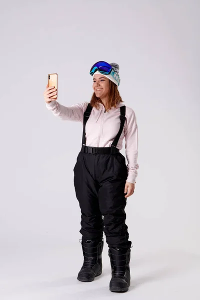 Giovane Donna Sorridente Prendendo Selfie Uno Sfondo Bianco — Foto Stock