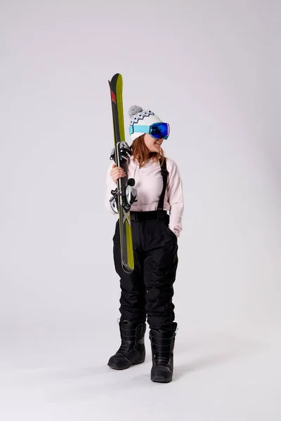 Fiatal Snowboard Szemüveg Kezében Néhány Síléc Egyik Kezével Keres Oldalán — Stock Fotó