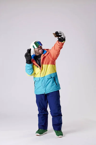 Mladý Muž Sněhu Zařízení Při Pohledu Mobilní Telefon Aby Selfie — Stock fotografie
