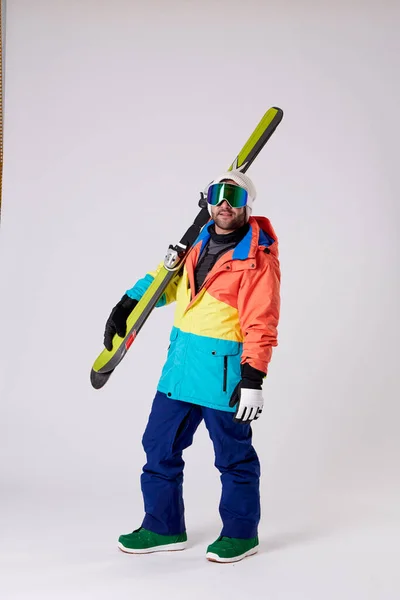 Mann Mit Snowboardbrille Und Schneeausrüstung Hält Skier Der Einen Hand — Stockfoto