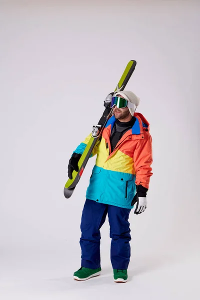 Menino Com Chapéu Óculos Neve Segurando Esquis Com Uma Mão — Fotografia de Stock