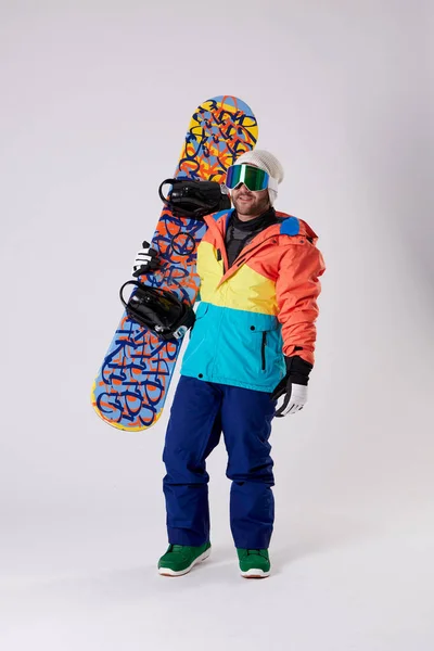 Jongen Met Pet Bril Sneeuwbril Met Een Snowboard Een Witte — Stockfoto