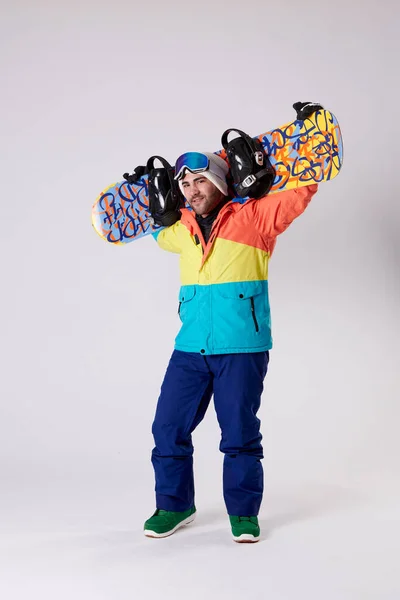 Muž Sněhové Výstroji Drží Snowboard Zádech Dívá Kameru Bílém Pozadí — Stock fotografie