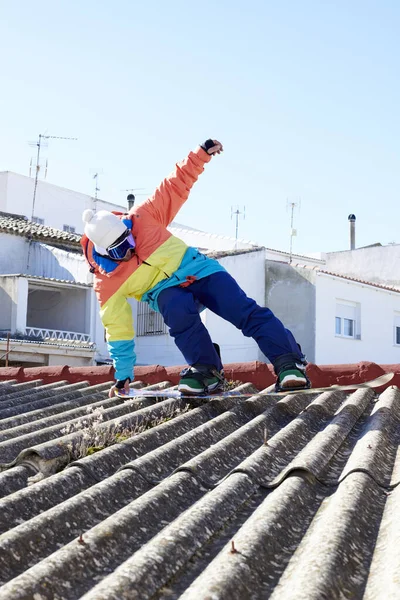 Ung Mand Med Snowboard Briller Den Ene Hånd Hviler Jorden - Stock-foto