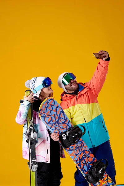 Mosolygós Férfi Csinál Egy Szelfit Hószemüveggel Miközben Snowboardot Síléceket Sárga — Stock Fotó