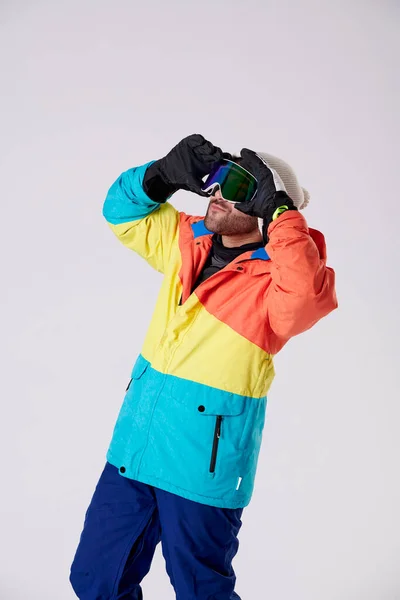 Jongen Sneeuw Slijtage Zetten Snowboard Bril Met Beide Handen Zoek — Stockfoto