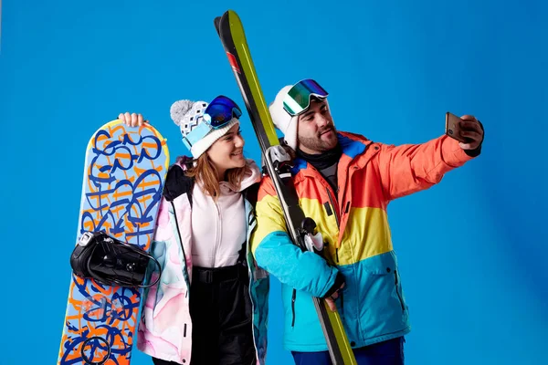 Garçon Fille Avec Des Vêtements Neige Skis Snowboard Prendre Selfie — Photo