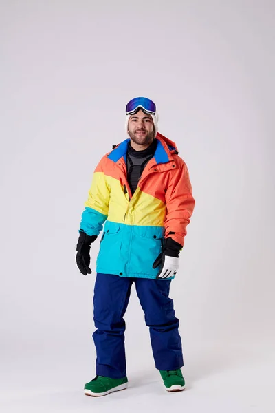 Mosolygós Férfi Sapkában Hószemüveg Snowboard Felszerelés Nézi Kamera Fehér Háttér — Stock Fotó