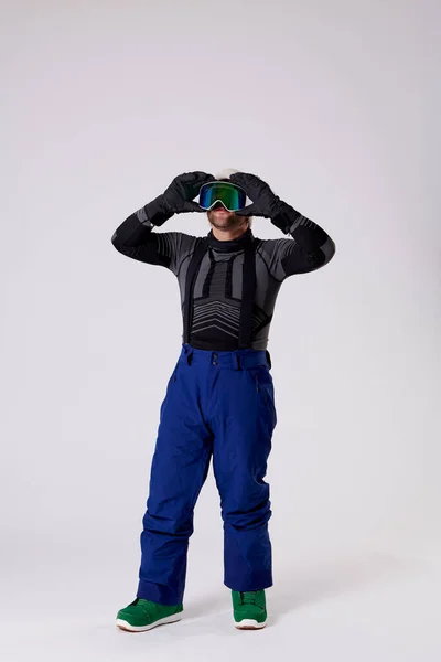 Chlapec Sněhové Výbavě Boty Uvedení Snowboard Brýle Tváři Bílém Pozadí — Stock fotografie