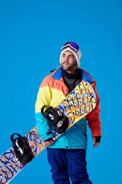 Homem Chapéu Óculos Equipamento Neve Segurando Snowboard Olhando Para Lado — Fotografia de Stock
