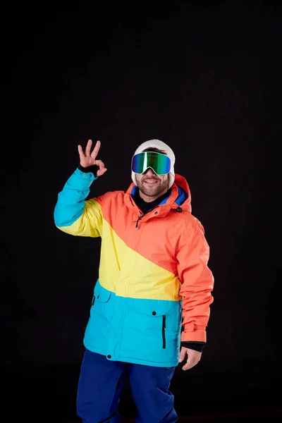 Chłopiec Okularami Snowboardowymi Śnieżnymi Robi Podniesioną Ręką Czarnym Tle — Zdjęcie stockowe