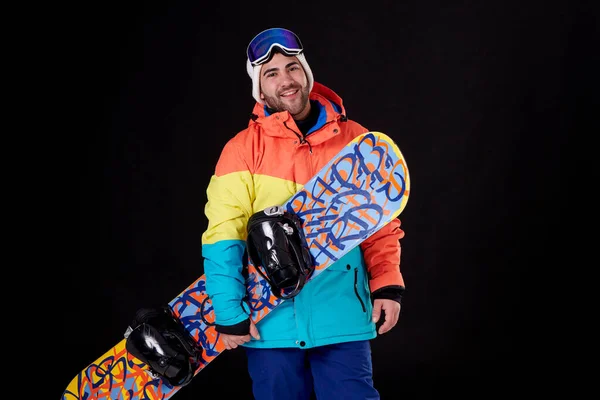 Sorrindo Homem Pronto Para Neve Segurando Snowboard Olhando Para Câmera — Fotografia de Stock