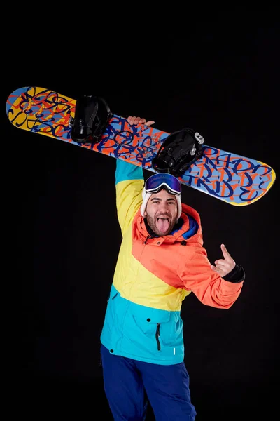 Junge Hebt Ein Snowboard Streckt Die Zunge Heraus Und Macht — Stockfoto