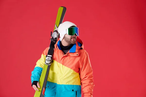 Menino Usando Chapéu Roupas Inverno Óculos Snowboard Olhando Para Lado — Fotografia de Stock