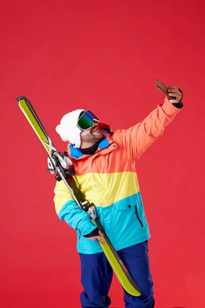 Menino Segurando Esquis Equipamento Neve Tirando Uma Selfie Com Sorriso — Fotografia de Stock