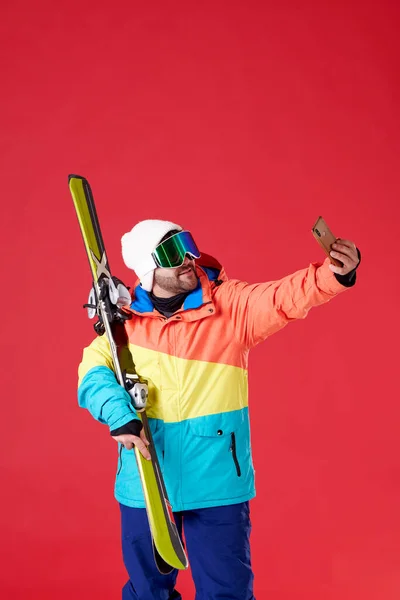 Pojke Snö Redskap Och Glasögon Håller Ett Par Skidor Tar — Stockfoto