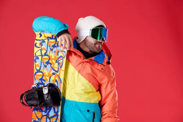 Ragazzo Con Cappello Occhiali Neve Appoggiato Uno Snowboard Guardando Lato — Foto Stock