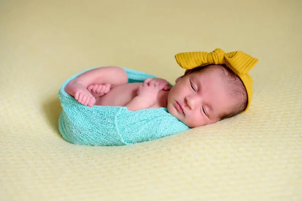 Närbild Nyfödd Liten Flicka Inuti Boll Blå Ull Gul Filt — Stockfoto
